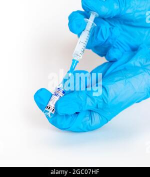 Kemerovo, Russie, juillet 2021. Le vaccin contre le coronavirus est entre les mains d'un médecin, d'une seringue. Coronavirus Covid 19 vaccin Spoutnik V, nom local GamCov Banque D'Images