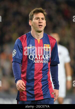 Photo du dossier datée du 10 décembre 2014 de Lionel Messi de Barcelone pendant le match de football de la Ligue des champions de l'UEFA, FC Barcelone contre Paris Saint-Germain au Camp Nou à Barcelone, Espagne. Barcelone a annoncé que Lionel Messi quittait le club après que des « obstacles financiers et structurels » aient rendu impossible le renouvellement de son contrat. L'avant, qui a passé toute sa carrière là-bas, devait se signer à nouveau après l'expiration de son contrat en juin. Photo de Christian Liewig/ABACAPRESS.COM Banque D'Images