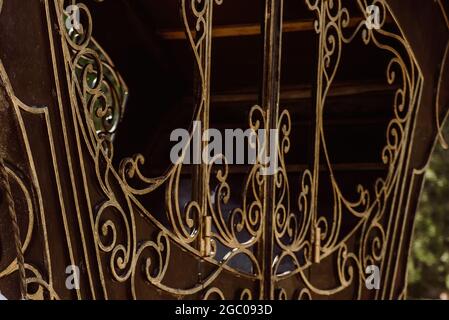 Beaux éléments métalliques décoratifs faux portes en fer forgé. Banque D'Images