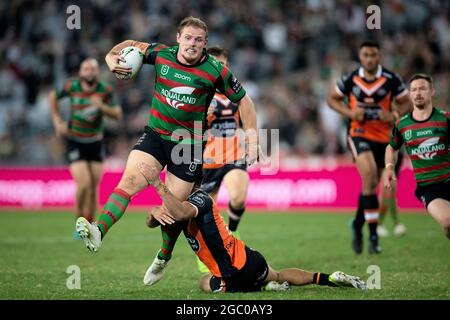 SYDNEY, AUSTRALIE - AVRIL 17 : Thomas Burgess des Rabbitohs brise un défi lors de la série six NRL match entre les Rabbitohs du sud de Sydney et les Tigres de Wests au stade Australia le 17 avril 2021 à Sydney, en Australie. Credit: Damian Briggs/Speed Media/Alamy Live News Banque D'Images