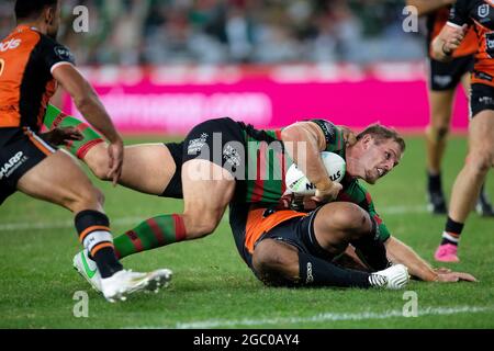 SYDNEY, AUSTRALIE - AVRIL 17 : Thomas Burgess des Rabbitohs cherche la ligne d'essai lors de la série six NRL match entre les Rabbitohs du sud de Sydney et les Tigres de Wests au stade Australia le 17 avril 2021 à Sydney, en Australie. Credit: Damian Briggs/Speed Media/Alamy Live News Banque D'Images