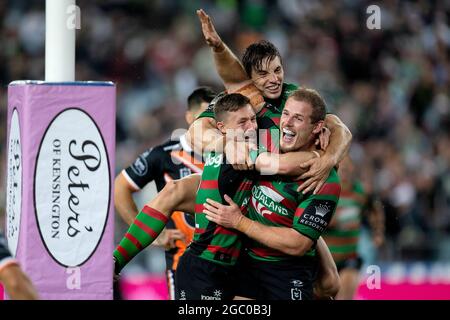 SYDNEY, AUSTRALIE - 17 AVRIL : Thomas Burgess des Rabbitohs célèbre son point d'or essayez de gagner le match de la série six NRL entre les Rabbitohs du sud de Sydney et les Tigres de Wests au Stadium Australia le 17 avril 2021 à Sydney, en Australie. Credit: Damian Briggs/Speed Media/Alamy Live News Banque D'Images