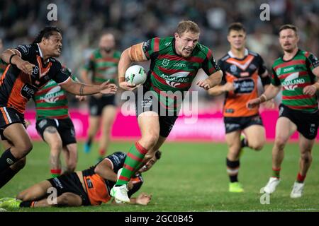 SYDNEY, AUSTRALIE - AVRIL 17 : Thomas Burgess des Rabbitohs brise un défi lors de la série six NRL match entre les Rabbitohs du sud de Sydney et les Tigres de Wests au stade Australia le 17 avril 2021 à Sydney, en Australie. Credit: Damian Briggs/Speed Media/Alamy Live News Banque D'Images