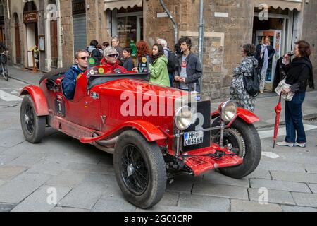 Florence, Italie - 8 mai 2010 : OM 665 SS (1930) dans le rallye mille Miglia 2010 Edition sur une rue animée de Florence. Banque D'Images