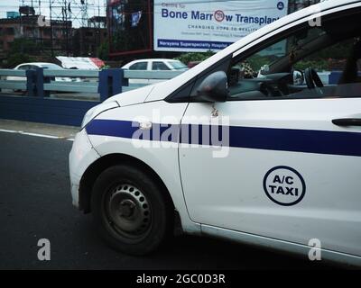 KOLKATA, INDE - 05 août 2021 : voiture SWIFT Dzire fonctionnant comme un taxi avec des passagers allant à destination, véhicule de mouvement flou avec un accent sélectif sur le Banque D'Images