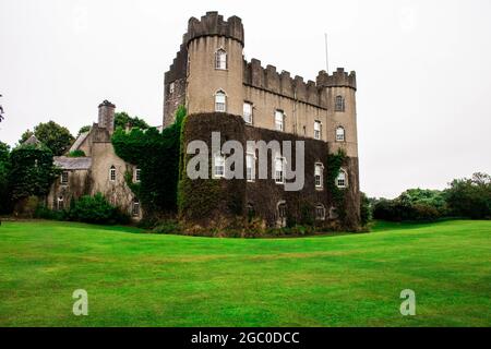 Vue panoramique sur un château historique de Malahide en Irlande sous un ciel blanc Banque D'Images