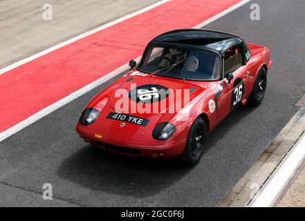 Le Lotus Elan de Nick Sleep et Alex Montgomery, dans la file de la fosse avant le début du Trophée International pour les voitures GT classiques avant 66 Banque D'Images