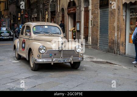 Florence, Italie - 8 mai 2010 : PEUGEOT 203 (1953) dans le rallye mille Miglia 2010 Edition sur une rue animée de Florence. Banque D'Images