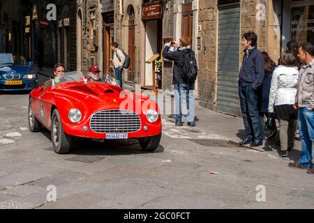 Florence, Italie - 8 mai 2010: FERRARI 166 MM Touring Barchetta s/n 0056M (1950) dans le rallye mille Miglia édition 2010 sur une rue animée de Florence. Banque D'Images