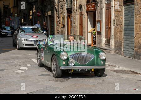 Florence, Italie - 8 mai 2010: AUSTIN HEALEY 100 BN1 (1953) dans le rallye mille Miglia 2010 édition sur une rue animée de Florence. Banque D'Images