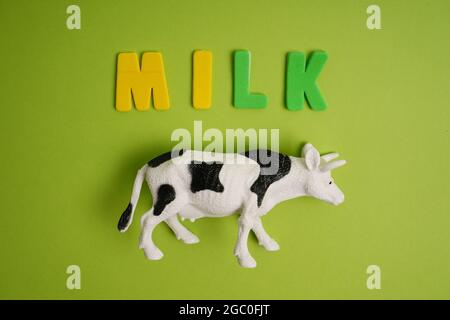 Lait de vache et mot écrit en lettres de couleur sur fond vert, le concept d'animaux amoureux Banque D'Images