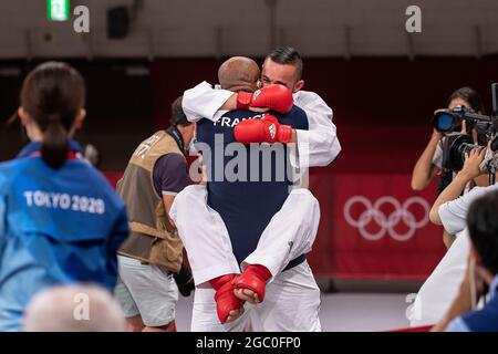 Tokyo, Japon. 05 août 2021. Steven COSTA (FRA, r., 1ère place, champion olympique, médaille d'or) a sauté dans les bras de son entraîneur surjoyé après le combat final; Karaté, hommes, lâches, jusqu'à 67 kg; Karaté/femmes, hommes le 08/05/2021; Jeux Olympiques d'été 2020, de 23.07. - 08.08.2021 à Tokyo/Japon. Credit: dpa/Alay Live News Banque D'Images