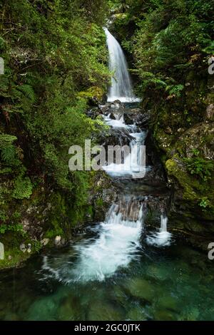 Avalanche Creek Waterfall in the rain, Arthur’s Pass, South Island. Format vertical Banque D'Images