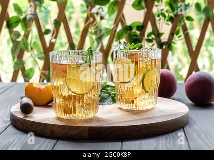 Mocktail d'été ou thé glacé à base de pêche, de lime et de menthe Banque D'Images