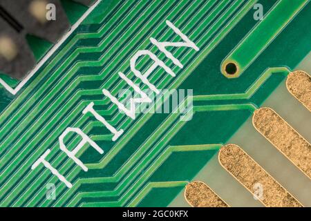 Fabriqué à Taiwan imprimé sur la surface d'une carte de circuit imprimé verte montrant des traces / fils de connexion. Pour l'industrie électronique de Taiwan, commerce extérieur. Banque D'Images