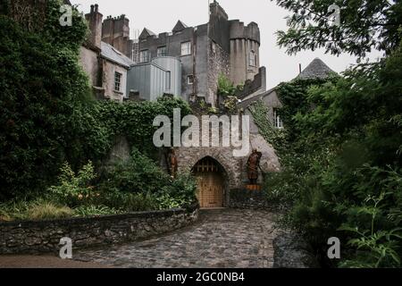 Vue panoramique sur le château historique de Malahide en Irlande Banque D'Images