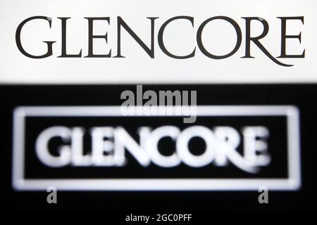 Ukraine. 06e août 2021. Sur cette photo, un logo Glencore plc (Glencore International AG) apparaît sur un smartphone et un écran de pc. (Photo de Pavlo Gonchar/SOPA Images/Sipa USA) crédit: SIPA USA/Alay Live News Banque D'Images