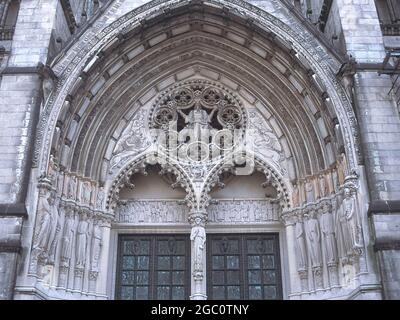 CATEDRAL NEOGOTICA - DETALLE DE UNA DE LAS PORTADAS - CONSTRUIDA A FINALES DEL S XIX AUTEUR: HEINS / LA FARGE. LIEU: CATEDRAL DE SAN JUAN EL DIVINO. NEW YORK. Banque D'Images