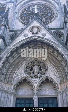 CATEDRAL NEOGOTICA - DETALLE DE UNA DE LAS PORTADAS - GABLETE Y ROSETON - S XIX AUTEUR: HEINS / LA FARGE. LIEU: CATEDRAL DE SAN JUAN EL DIVINO. NEW YORK. Banque D'Images