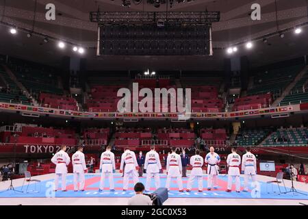 Tokyo, Japon. 06e août 2021. Karate: Olympia, hommes, finale ronde, 75kg/Kumite au Nippon Budokan. Les participants autour de Noah Bitsch (3e à partir de la droite) d'Allemagne sont debout dans le stade. Credit: Jan Woitas/dpa/Alay Live News Banque D'Images