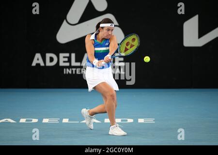 ADÉLAÏDE, AUSTRALIE - 22 FÉVRIER : Anastasija Sevastova, de Lativa, a fait un revers contre Caroline Garcia, de France, lors de leur match de singles le premier jour du tournoi de tennis international d'Adélaïde à Memorial Drive, le 22 février 2021 à Adélaïde, en Australie. Crédit : Peter Mundy/Speed Media/Alay Live News Banque D'Images