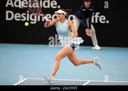 ADÉLAÏDE, AUSTRALIE - 22 FÉVRIER : Caroline Garcia, de France, joue un front contre Anastasija Sevastova, de Lativa, lors de leur match de singles le premier jour du tournoi international de tennis d'Adélaïde à Memorial Drive, le 22 février 2021 à Adélaïde, en Australie. Crédit : Peter Mundy/Speed Media/Alay Live News Banque D'Images