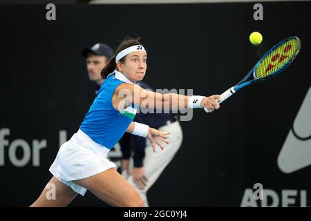 ADÉLAÏDE, AUSTRALIE - 22 FÉVRIER : Anastasija Sevastova, de Lativa, a fait un revers contre Caroline Garcia, de France, lors de leur match de singles le premier jour du tournoi de tennis international d'Adélaïde à Memorial Drive, le 22 février 2021 à Adélaïde, en Australie. Crédit : Peter Mundy/Speed Media/Alay Live News Banque D'Images