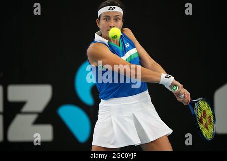 ADÉLAÏDE, AUSTRALIE - 22 FÉVRIER : Anastasija Sevastova, de Lativa, a fait un revers contre Caroline Garcia, de France, lors de leur match de singles le premier jour du tournoi de tennis international d'Adélaïde à Memorial Drive, le 22 février 2021 à Adélaïde, en Australie. Crédit : Peter Mundy/Speed Media/Alay Live News Banque D'Images