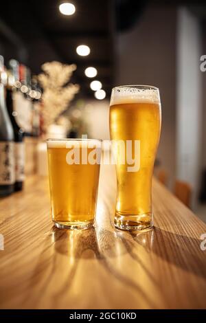 Deux verres de bière japonaise légère sur un bureau de bar Banque D'Images