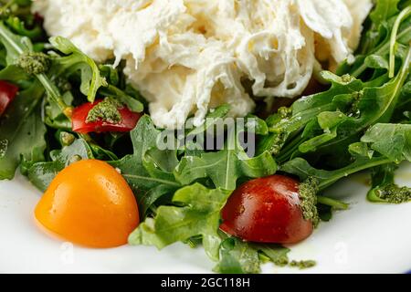 Salade d'arugula au fromage burrata Banque D'Images