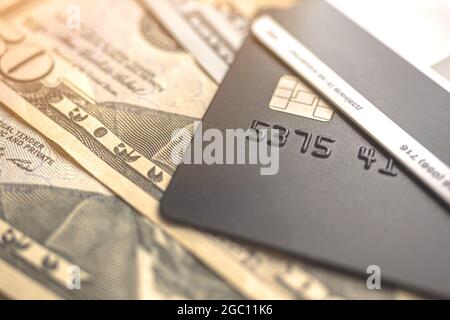 Cartes de crédit et argent dollar sur fond, macro photo avec focus sélectif, finance concept photo Banque D'Images