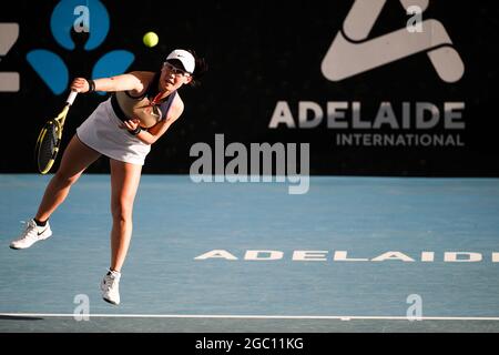 ADELAIDE, AUSTRALIE - 22 FÉVRIER : Saisai Zheng de Chine sert le ballon contre Danielle Collins des États-Unis lors de leur match de célibataires le premier jour du tournoi international de tennis d'Adélaïde à Memorial Drive le 22 février 2021 à Adélaïde, en Australie. Crédit : Peter Mundy/Speed Media/Alay Live News Banque D'Images