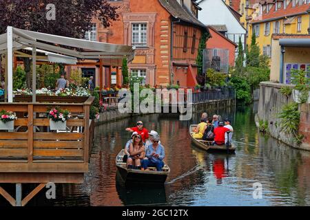 COLMAR, FRANCE, 27 juin 2021 : croisière sur la Lauch. La petite Venise est une région touristique pittoresque, nommée d'après Venise, en Italie, pour son charme pittoresque Banque D'Images