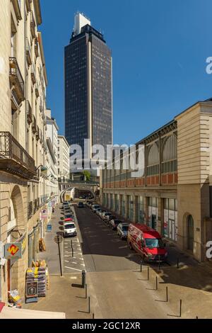 FRANCE, LOIRE-ATLANTIQUE (44), NANTES, RUE DE L'ARCHE SECHE ET TOUR DE BRETAGNE Banque D'Images