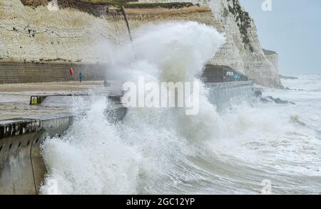 Brighton Royaume-Uni 6 août 2021 - d'énormes vagues se brisent au-dessus de la promenade sous la falaise à Saltdean près de Brighton comme d'autres tempêtes battent la côte sud aujourd'hui : Credit Simon Dack / Alay Live News Banque D'Images