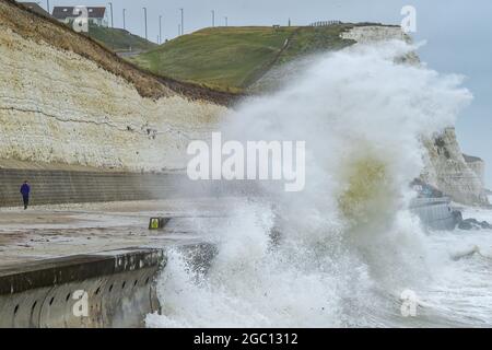 Brighton Royaume-Uni 6 août 2021 - d'énormes vagues se brisent au-dessus de la promenade sous la falaise à Saltdean près de Brighton comme d'autres tempêtes battent la côte sud aujourd'hui : Credit Simon Dack / Alay Live News Banque D'Images