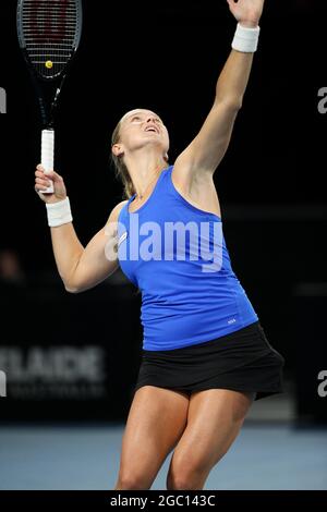 ADÉLAÏDE, AUSTRALIE - 23 FÉVRIER : Shelby Rogers des États-Unis sert le bal contre Johanna Konta de Grande-Bretagne lors de leur match de célibataires le deuxième jour du tournoi international de tennis d'Adélaïde à Memorial Drive le 23 février 2021 à Adélaïde, en Australie. (Photo de Peter Mundy/Speed Media/Icon Sportswire) crédit: Peter Mundy/Speed Media/Alay Live News Banque D'Images