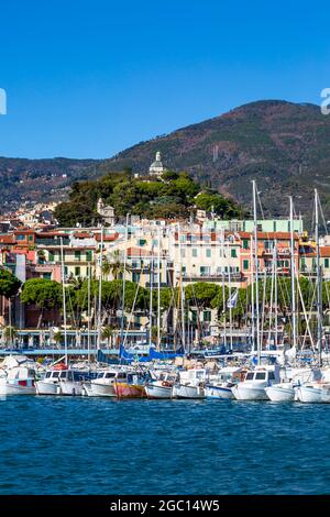 Sanremo, Italie - 14 novembre 2017 - Journée ensoleillée vue depuis la mer avec des bateaux et yachts à la vieille ville de Sanremo La Pigna () et Madonna della Costa C Banque D'Images