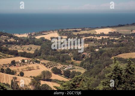 Les collines en face de la mer Adriatique dans la province de Pesaro et Urbino, Marche, Italie Banque D'Images