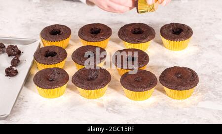 Étape par étape. Garniture de petits gâteaux au chocolat avec ganache au chocolat. Banque D'Images