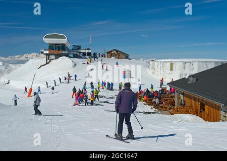 FRANCE, SAVOIE (73), TARENTAISE, SAINT-MARTIN-DE-BELLEVILLE, LES MENUIRES, MONT DE LA CHAMBRE ET ARRIVÉE DE LA TÉLÉCABINE BRUY?RES Banque D'Images