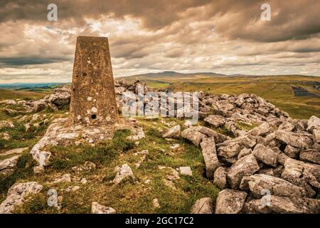 Ingleborough est la deuxième plus haute montagne du Yorkshire Dales, en Angleterre. C'est l'un des trois sommets du Yorkshire, et il est souvent gravi en tant que partie Banque D'Images