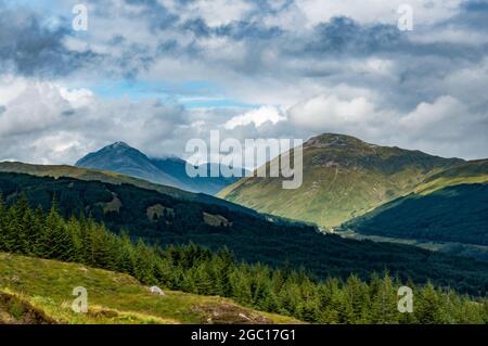 Les montagnes de Beinn Dorain (à gauche) et de Beinn Odhar (à droite) vues depuis le chemin de la montagne Munro de Ben OSS près de Tyndrum, près de Stirling, en Écosse Banque D'Images