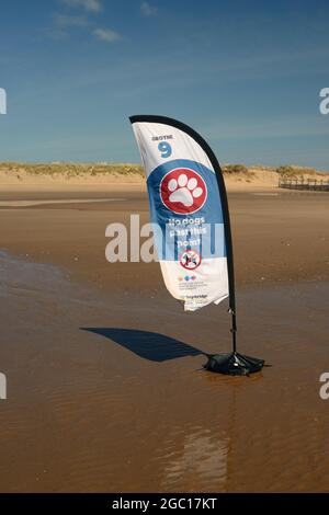 Un drapeau de plumes sur la plage de Dawlish Warren avertissant qu'aucun chien n'est autorisé au-delà de Groyne 9. Banque D'Images