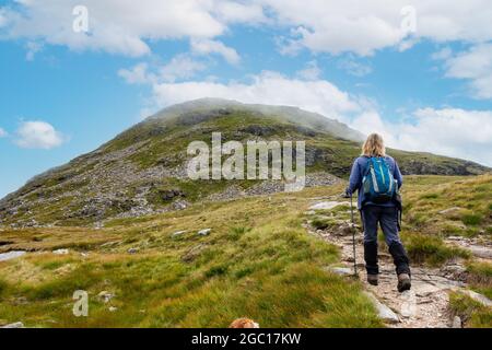 Un marcheur au Bealach Buidhe entre les montagnes Munro de Beinn Dubhchraig et Ben OSS près de Tyndrum, près de Stirling, en Écosse Banque D'Images