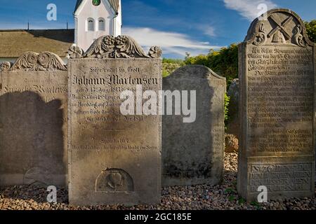 Il parle des pierres tombales d'Amrum au cimetière de l'église Saint-Clemens dans le village de Nebel, Allemagne, Schleswig-Holstein, Frise du Nord, Amrum Banque D'Images