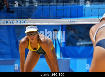 Tokyo, Japon. 06e août 2021. Taliqua Clancy, de l'Australie, examine son équipe adverse lors de la finale contre les États-Unis lors des Jeux Olympiques de Tokyo Women's Beach Volleyball au Shiokaze Park à Tokyo, au Japon, le vendredi 6 août 2021. Photo par Keizo Mori/UPI crédit: UPI/Alay Live News Banque D'Images