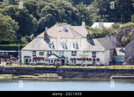 Sur les rives de la rivière Tamar, l'Edgcumbe Arms à Cremyl offre une vue magnifique sur le Rover jusqu'au mont Wise à Devonport et le Royal William ya Banque D'Images