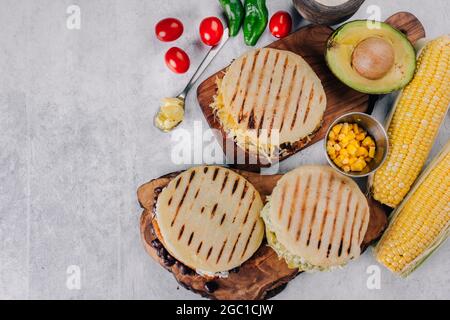 Vue de dessus de l'arepas, petit déjeuner en Colombie et au Venezuela, fait avec de la farine de maïs Banque D'Images