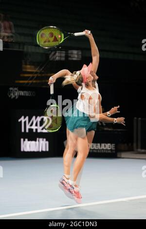 ADELAIDE, AUSTRALIE - FÉVRIER 25 : (les éditeurs Note image créé à l'aide de plusieurs expositions à l'appareil photo) Storm Sanders, d'Australie, joue un tir contre Belinda Bencic, de Suisse, lors de leur match simple le quatrième jour du tournoi de tennis international d'Adélaïde à Memorial Drive, le 25 février 2021 à Adélaïde, en Australie. (Photo de Peter Mundy/Speed Media/Icon Sportswire) crédit: Peter Mundy/Speed Media/Alay Live News Banque D'Images